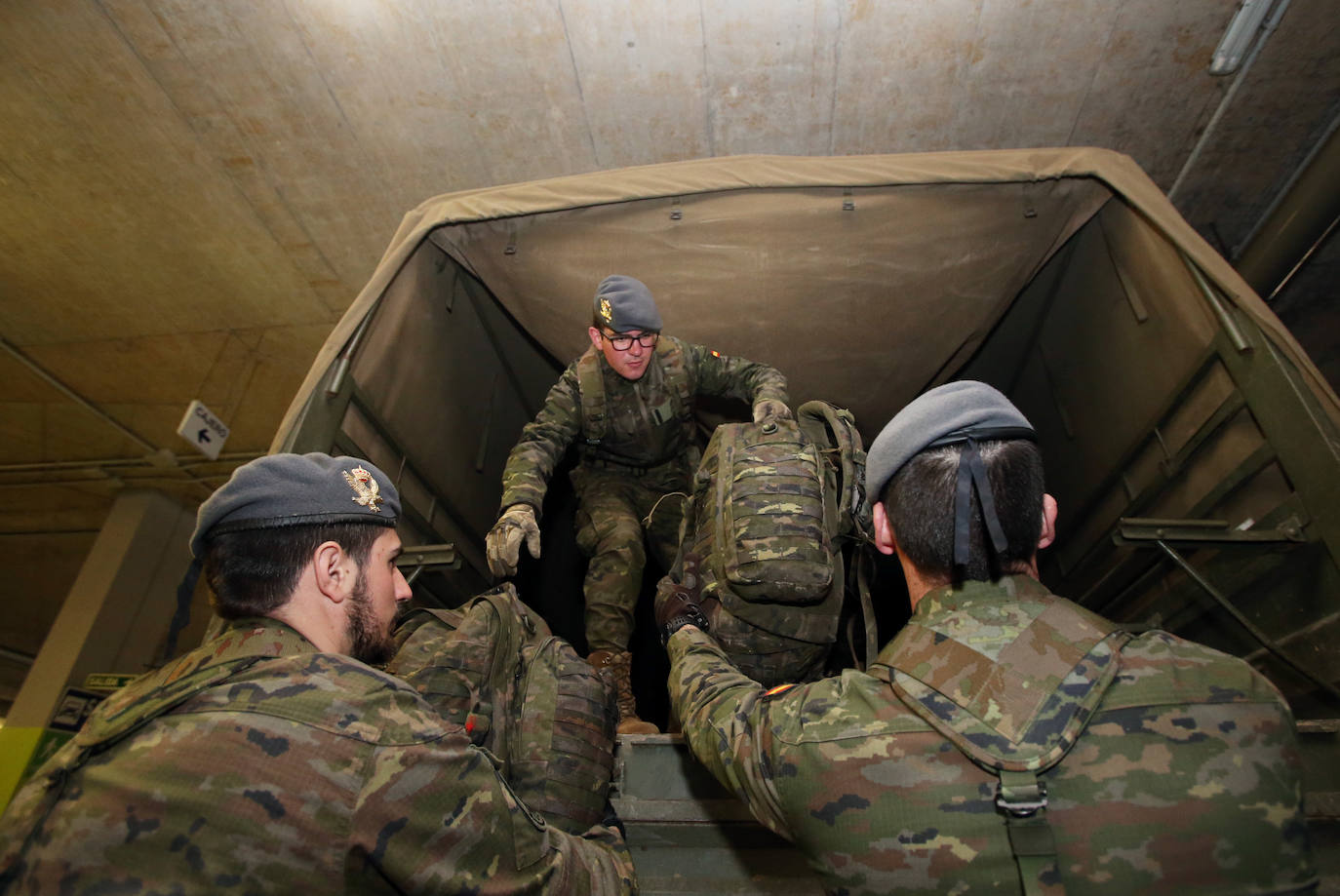 Desde que se decretó el estado de alarma en todo el territorio nacional por la pandemia del coronavirus, los militares han desarrollado labores de limpieza y desinfección alrededor de todo el Principado de Asturias. 