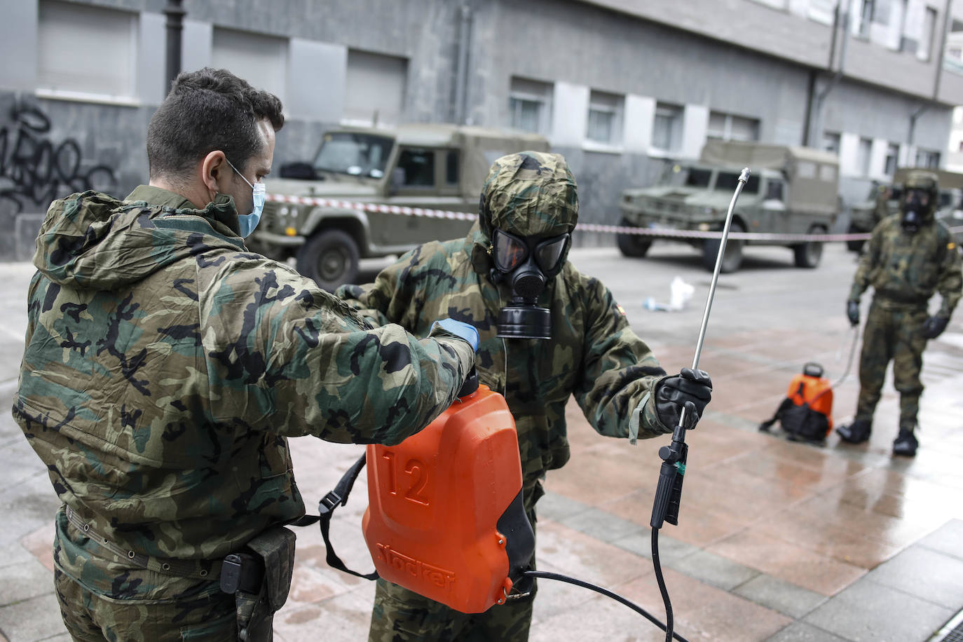 Desde que se decretó el estado de alarma en todo el territorio nacional por la pandemia del coronavirus, los militares han desarrollado labores de limpieza y desinfección alrededor de todo el Principado de Asturias. 