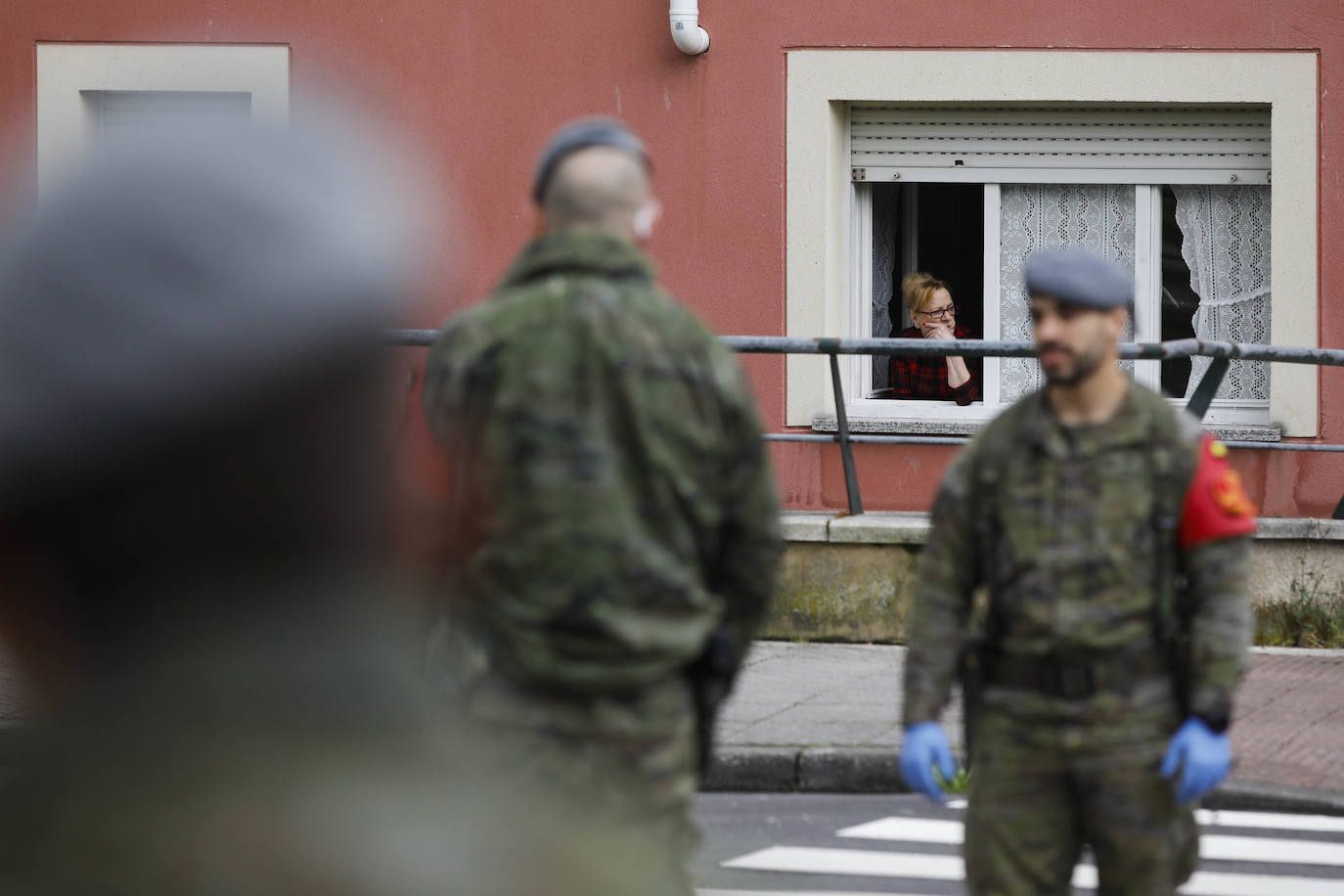 Desde que se decretó el estado de alarma en todo el territorio nacional por la pandemia del coronavirus, los militares han desarrollado labores de limpieza y desinfección alrededor de todo el Principado de Asturias. 