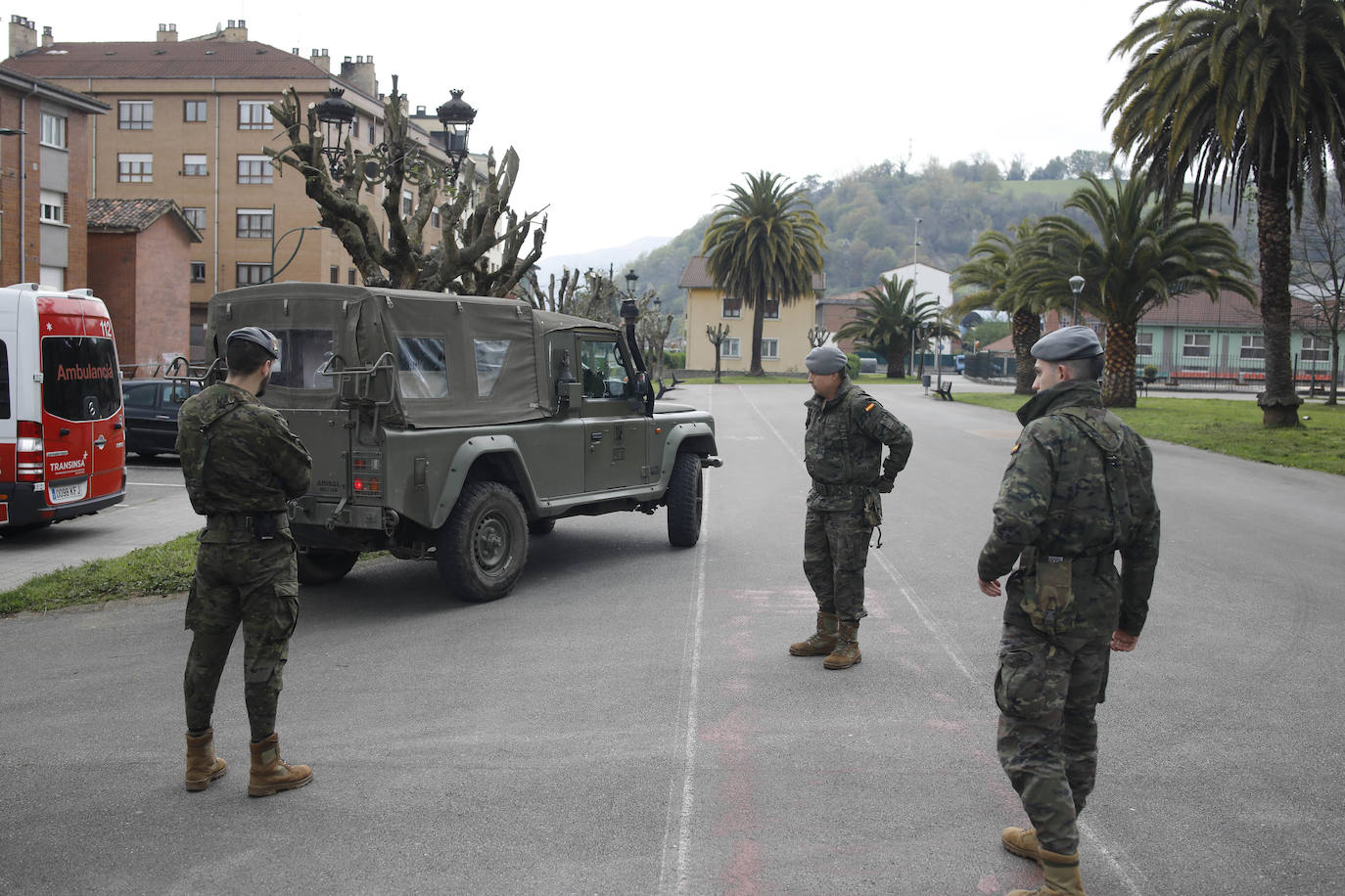 Desde que se decretó el estado de alarma en todo el territorio nacional por la pandemia del coronavirus, los militares han desarrollado labores de limpieza y desinfección alrededor de todo el Principado de Asturias. 