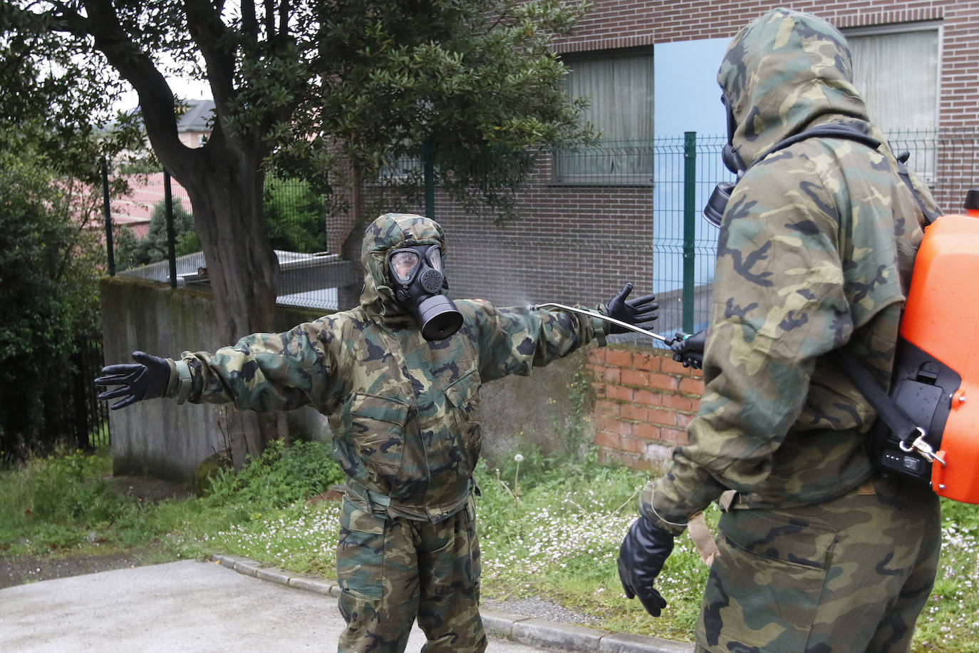 Desde que se decretó el estado de alarma en todo el territorio nacional por la pandemia del coronavirus, los militares han desarrollado labores de limpieza y desinfección alrededor de todo el Principado de Asturias. 