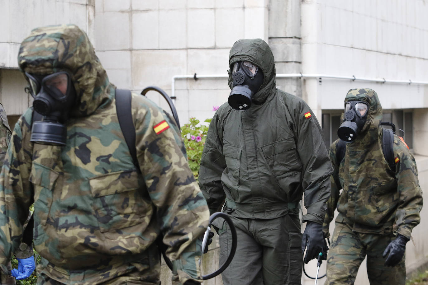 Desde que se decretó el estado de alarma en todo el territorio nacional por la pandemia del coronavirus, los militares han desarrollado labores de limpieza y desinfección alrededor de todo el Principado de Asturias. 