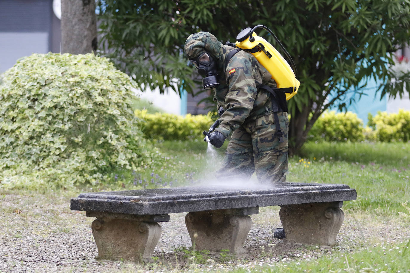 Desde que se decretó el estado de alarma en todo el territorio nacional por la pandemia del coronavirus, los militares han desarrollado labores de limpieza y desinfección alrededor de todo el Principado de Asturias. 