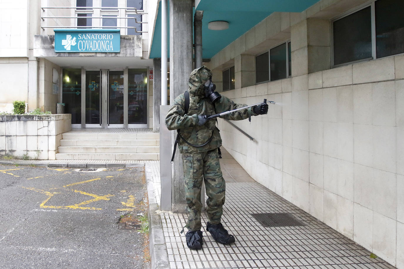 Desde que se decretó el estado de alarma en todo el territorio nacional por la pandemia del coronavirus, los militares han desarrollado labores de limpieza y desinfección alrededor de todo el Principado de Asturias. 