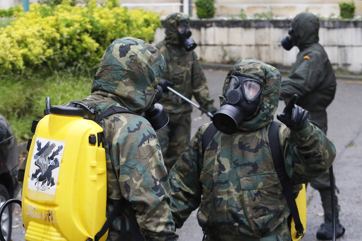 Desde que se decretó el estado de alarma en todo el territorio nacional por la pandemia del coronavirus, los militares han desarrollado labores de limpieza y desinfección alrededor de todo el Principado de Asturias. 