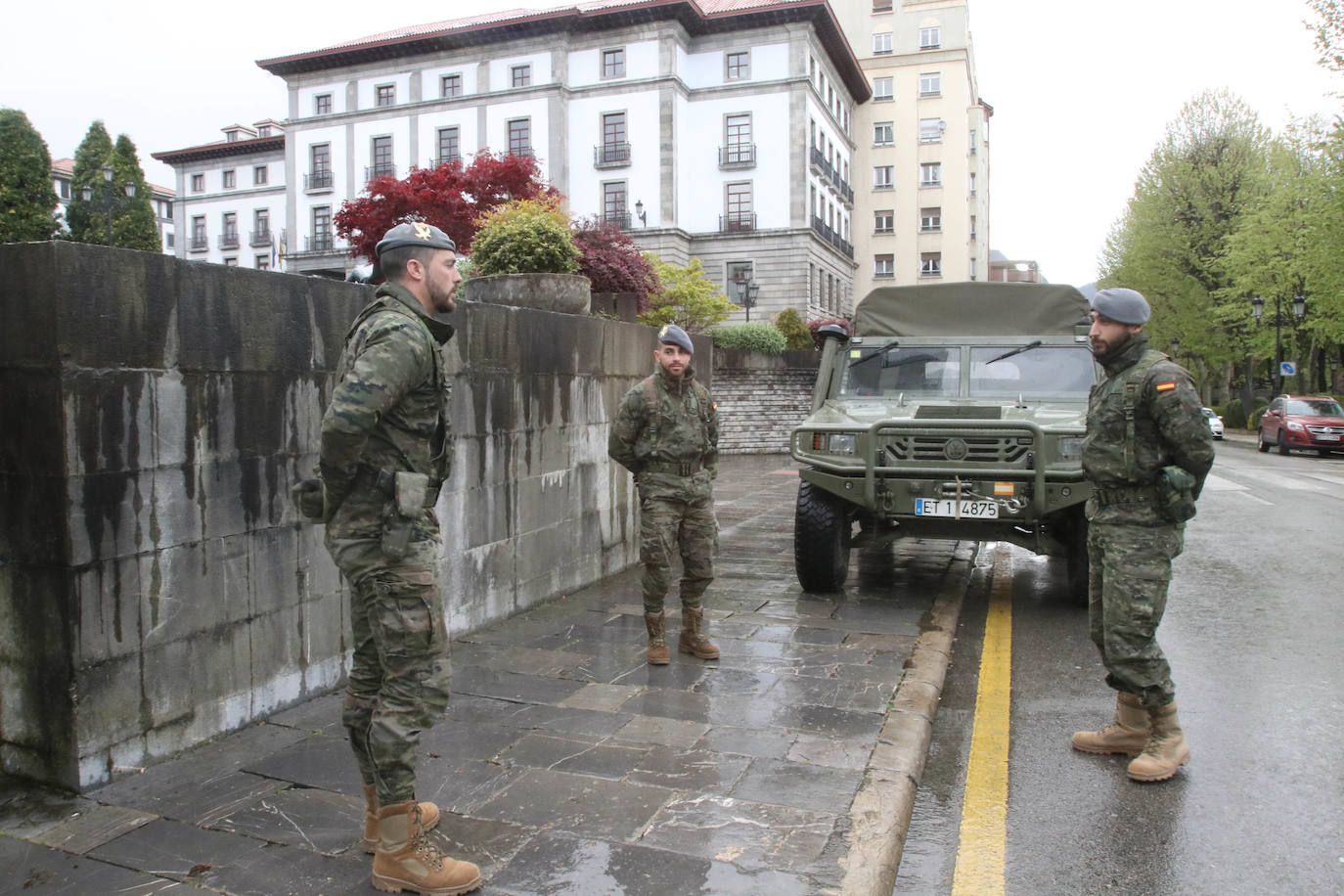Desde que se decretó el estado de alarma en todo el territorio nacional por la pandemia del coronavirus, los militares han desarrollado labores de limpieza y desinfección alrededor de todo el Principado de Asturias. 