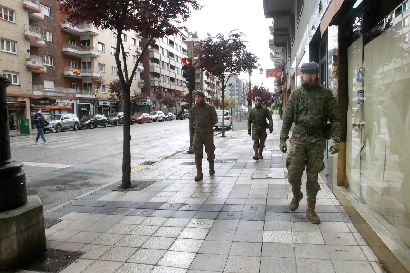 Desde que se decretó el estado de alarma en todo el territorio nacional por la pandemia del coronavirus, los militares han desarrollado labores de limpieza y desinfección alrededor de todo el Principado de Asturias. 