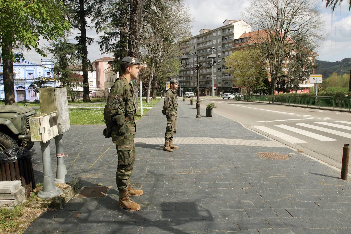 Desde que se decretó el estado de alarma en todo el territorio nacional por la pandemia del coronavirus, los militares han desarrollado labores de limpieza y desinfección alrededor de todo el Principado de Asturias. 