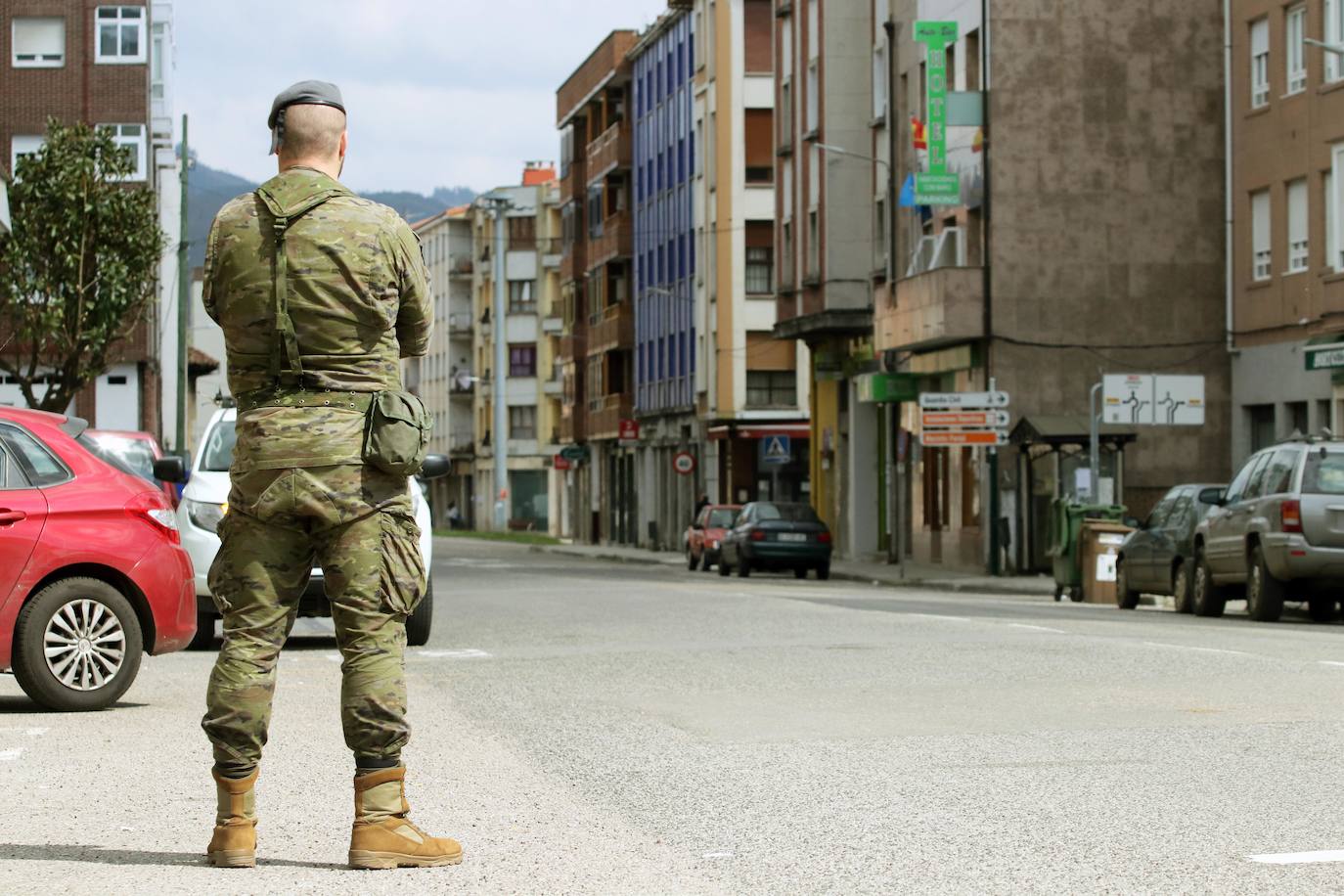 Desde que se decretó el estado de alarma en todo el territorio nacional por la pandemia del coronavirus, los militares han desarrollado labores de limpieza y desinfección alrededor de todo el Principado de Asturias. 