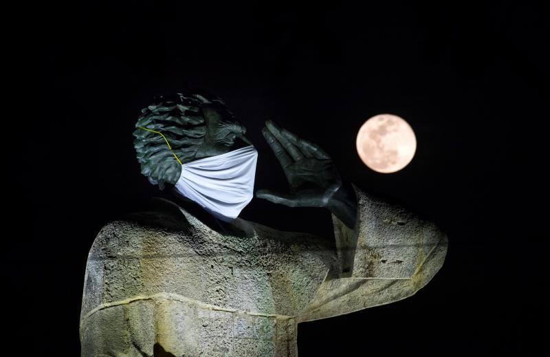 Este jueves, alrededor de las 12:45 del mediodía, la Tierra y la Luna se acercaron todo lo que han podido. El fenómeno, conocido como 'superluna', se pudo ver en todo su esplendor cuando la noche ya era cerrada ofreciendo estas imágenes evocadoras. Conocida como 'superluna de las flores' por la época del año en la que se ha producido, buena parte de los ciudadanos del planeta la han contemplado desde el confinamiento. Para que obtenga esta consideración de superluna, debe encontrarse en su fase llena y situarse en el punto más cercano de su órbita a la Tierra. El astro ha cumplido con ambos requisitos y dicen los expertos que será la última que se pueda ver este año. Habrá que esperar hasta el 27 de abril de 2021 para ver la siguiente, según la NASA. 