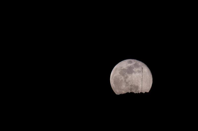 Este jueves, alrededor de las 12:45 del mediodía, la Tierra y la Luna se acercaron todo lo que han podido. El fenómeno, conocido como 'superluna', se pudo ver en todo su esplendor cuando la noche ya era cerrada ofreciendo estas imágenes evocadoras. Conocida como 'superluna de las flores' por la época del año en la que se ha producido, buena parte de los ciudadanos del planeta la han contemplado desde el confinamiento. Para que obtenga esta consideración de superluna, debe encontrarse en su fase llena y situarse en el punto más cercano de su órbita a la Tierra. El astro ha cumplido con ambos requisitos y dicen los expertos que será la última que se pueda ver este año. Habrá que esperar hasta el 27 de abril de 2021 para ver la siguiente, según la NASA. 