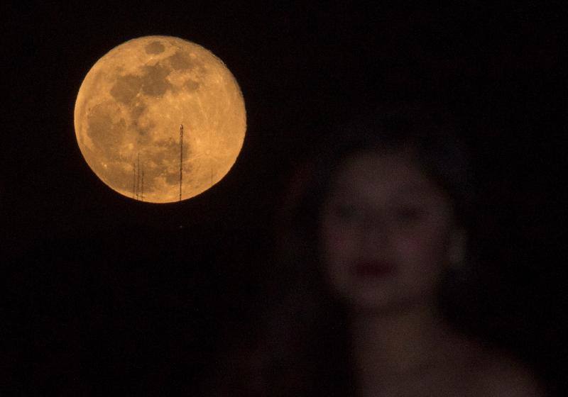 Este jueves, alrededor de las 12:45 del mediodía, la Tierra y la Luna se acercaron todo lo que han podido. El fenómeno, conocido como 'superluna', se pudo ver en todo su esplendor cuando la noche ya era cerrada ofreciendo estas imágenes evocadoras. Conocida como 'superluna de las flores' por la época del año en la que se ha producido, buena parte de los ciudadanos del planeta la han contemplado desde el confinamiento. Para que obtenga esta consideración de superluna, debe encontrarse en su fase llena y situarse en el punto más cercano de su órbita a la Tierra. El astro ha cumplido con ambos requisitos y dicen los expertos que será la última que se pueda ver este año. Habrá que esperar hasta el 27 de abril de 2021 para ver la siguiente, según la NASA. 