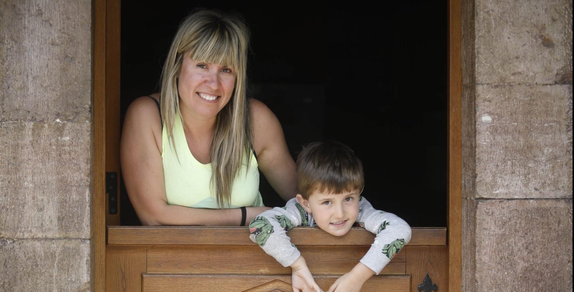 Marta Álvarez y su hijo Adrián Viejo, en su casa de Proaza. 