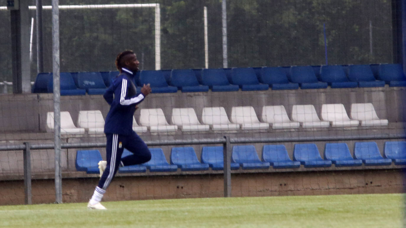 Los jugadores azules vuelven a los entrenamientos en tandas de dos grupos de seis futbolistas, y en dos campos diferentes de la instalación ovetense.