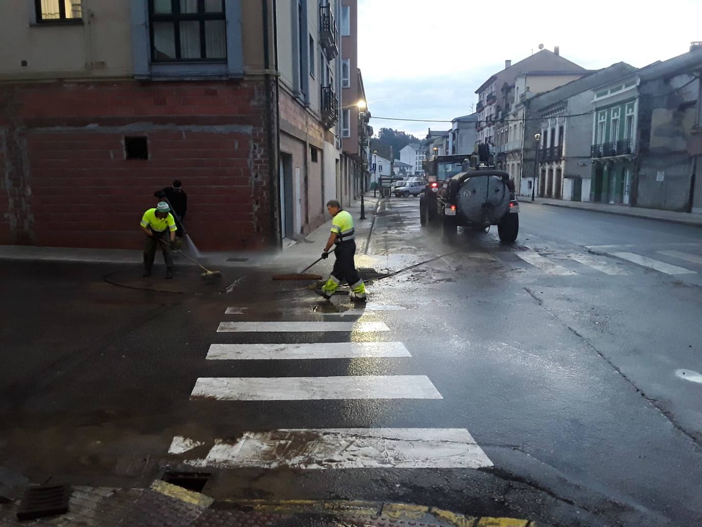 Las intensas lluvias de esta tarde han provocado inundaciones en las calles de Vegadeo.