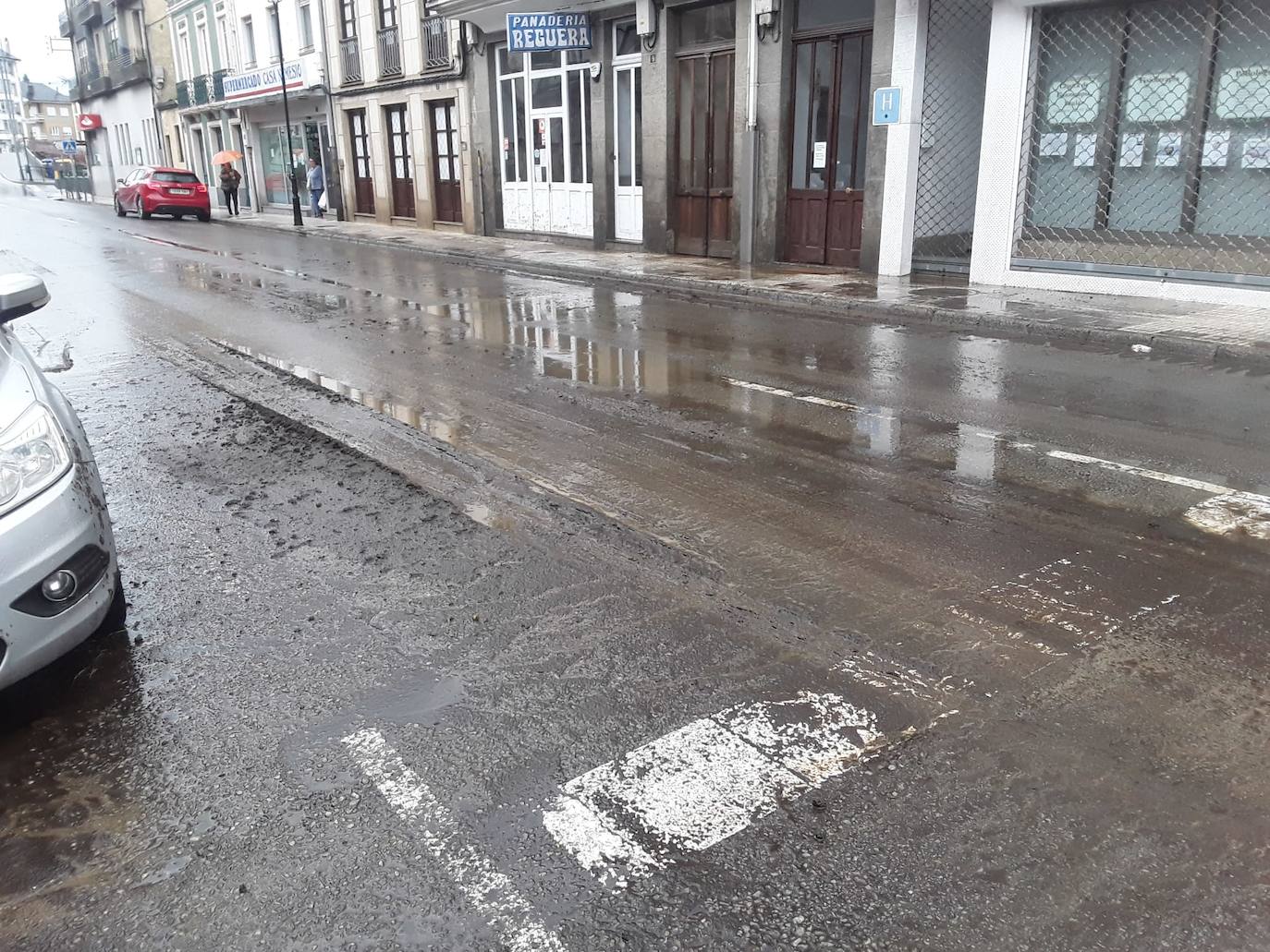 Las intensas lluvias de esta tarde han provocado inundaciones en las calles de Vegadeo.