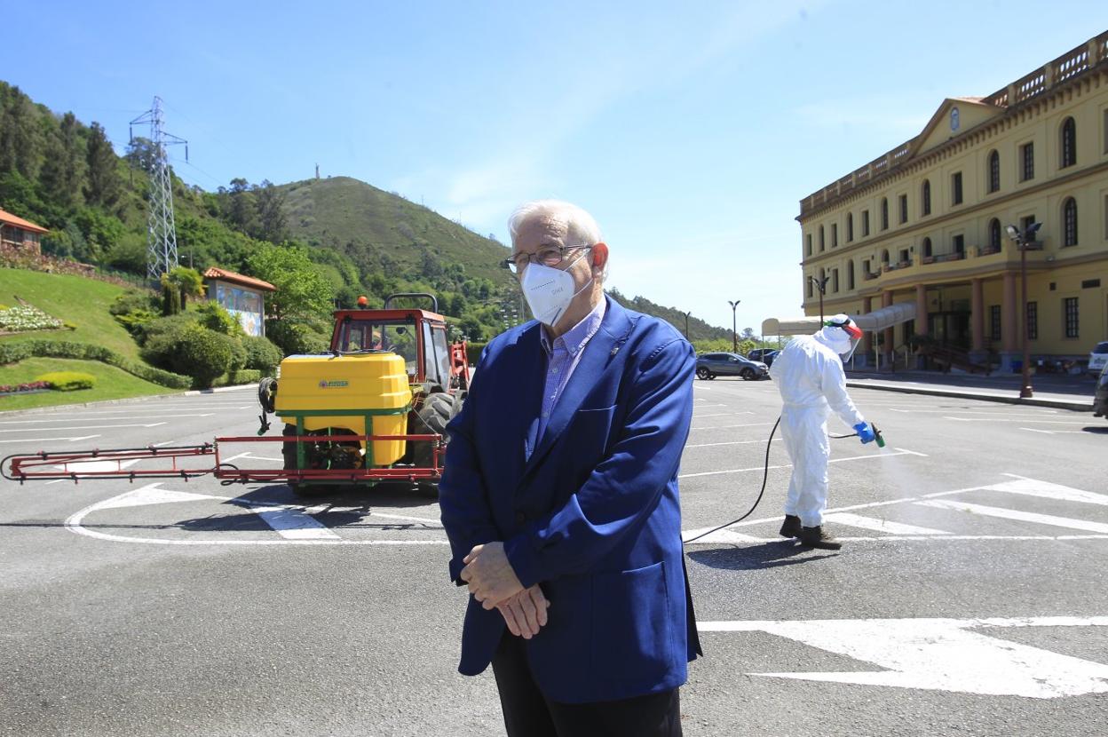 El presidente, José Manuel Granda, a la entrada del Centro Asturiano. 