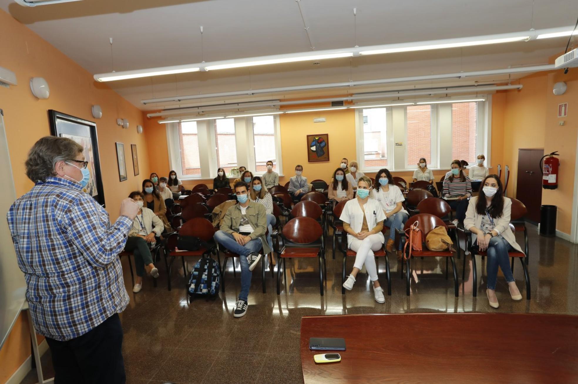 Rosendo Macía, el coordinador, habla al equipo, con Nevada, Eduardo, Silvia y Anaí en primera fila. 
