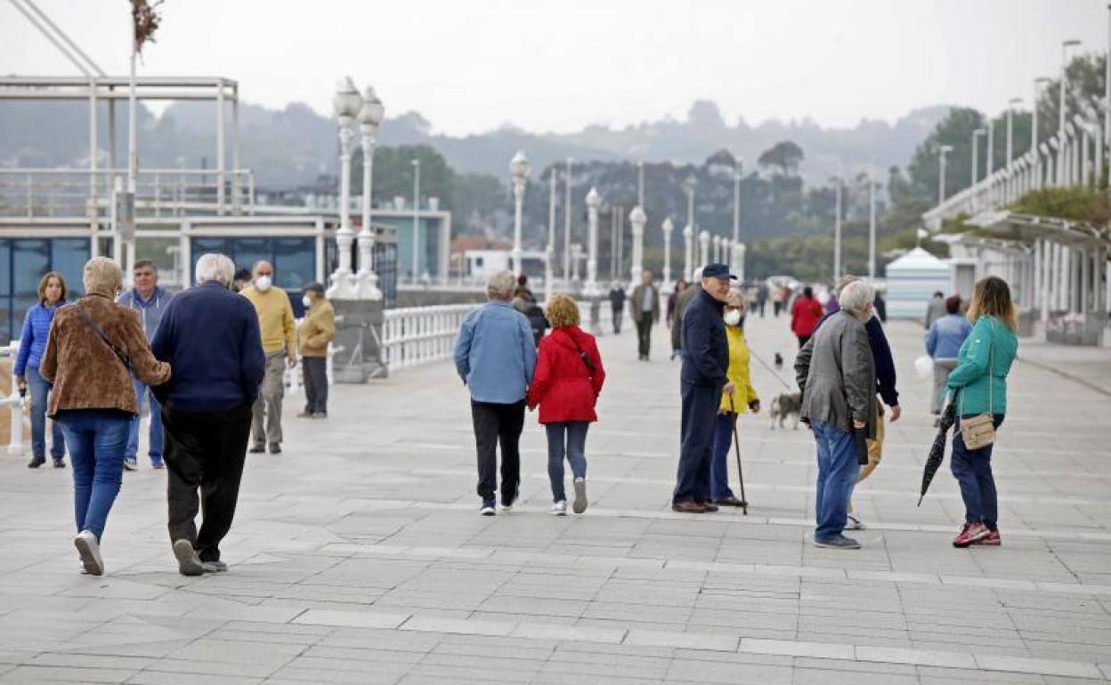 Ciudadanos paseando por Gijón. 