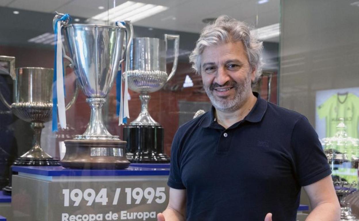 Nayim posa en la tienda oficial del Zaragoza con el trofeo de la Recopa de 1995. 