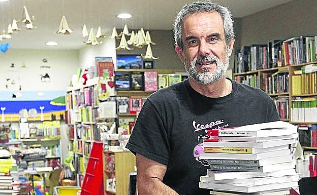 Rafael Gutiérrez Testón prepara su librería, La Buena Letra de Gijón. Mañana abrirán casi todas