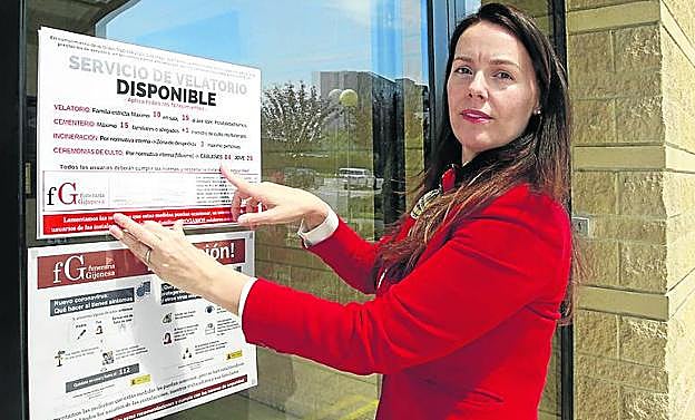 Verónica González, de Funeraria Gijonesa, coloca las normas de los velatorios en el Tanatorio de Cabueñes