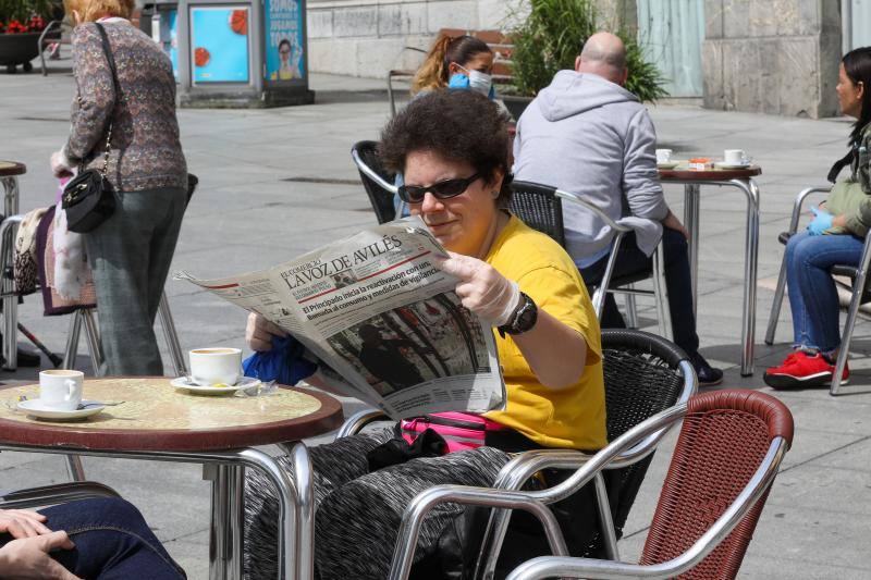 Los avilesinos han disfrutado este lunes de las terrazas y del tiempo apacible. Después de ocho semanas con los bares cerrados, los establecimientos hosteleros de la región vuelven a subir la verja el primer día de la fase 1 de la desescalada del confinamiento por el coronavirus. 