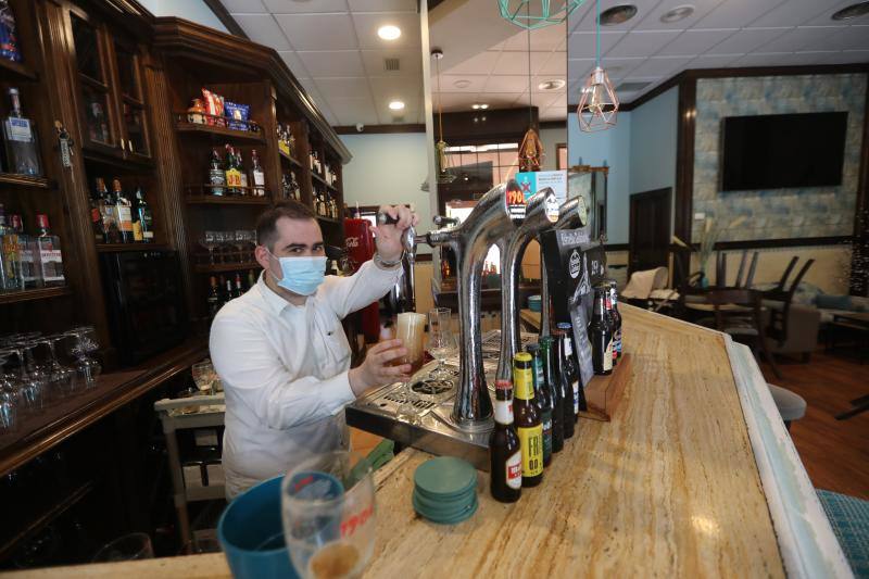 Los avilesinos han disfrutado este lunes de las terrazas y del tiempo apacible. Después de ocho semanas con los bares cerrados, los establecimientos hosteleros de la región vuelven a subir la verja el primer día de la fase 1 de la desescalada del confinamiento por el coronavirus. 