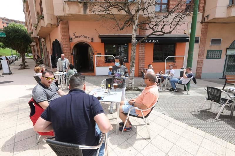 Los avilesinos han disfrutado este lunes de las terrazas y del tiempo apacible. Después de ocho semanas con los bares cerrados, los establecimientos hosteleros de la región vuelven a subir la verja el primer día de la fase 1 de la desescalada del confinamiento por el coronavirus. 