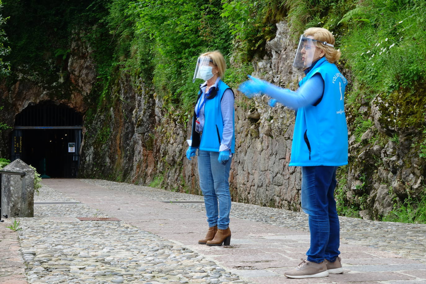 El santuario de Covadonga vuelve a abrir al público desde este lunes. Los devotos podrán visitar a la Santina en la Cueva todos los días accediendo por la Escalera de las promesas y saliendo por el túnel hacia el puesto de velas. También se ha reanudado el culto, con una sola misa diaria en la Basílica, aunque se ha reducido el aforo al 30 por ciento para poder guardar la distancia. 