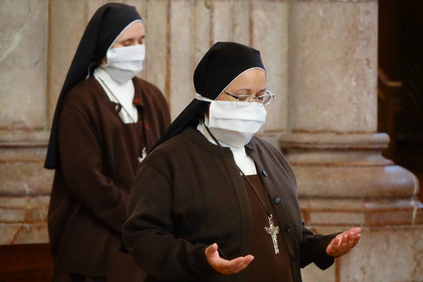 El santuario de Covadonga vuelve a abrir al público desde este lunes. Los devotos podrán visitar a la Santina en la Cueva todos los días accediendo por la Escalera de las promesas y saliendo por el túnel hacia el puesto de velas. También se ha reanudado el culto, con una sola misa diaria en la Basílica, aunque se ha reducido el aforo al 30 por ciento para poder guardar la distancia. 