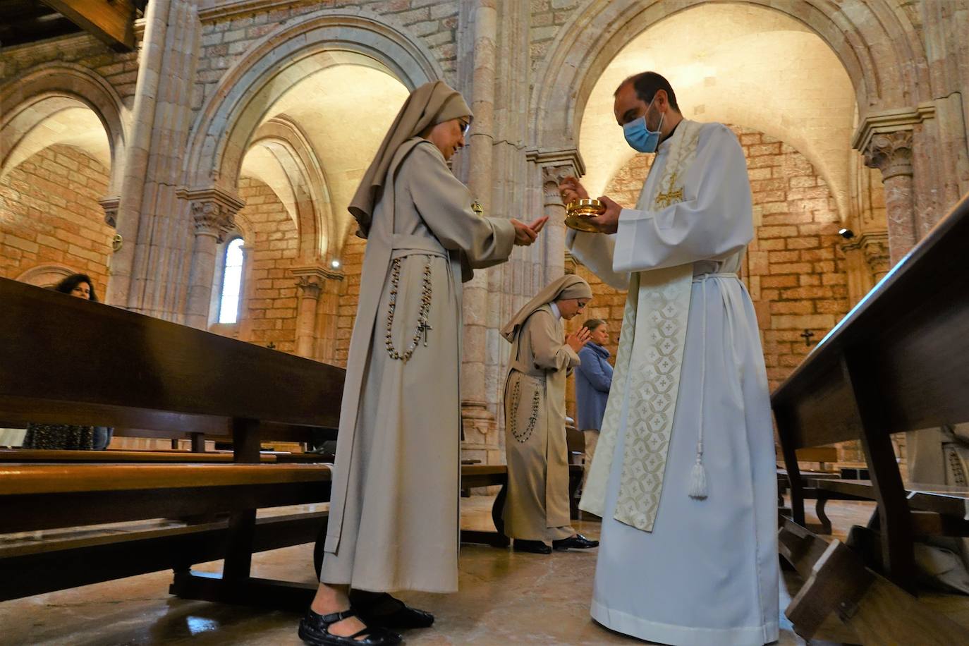 El santuario de Covadonga vuelve a abrir al público desde este lunes. Los devotos podrán visitar a la Santina en la Cueva todos los días accediendo por la Escalera de las promesas y saliendo por el túnel hacia el puesto de velas. También se ha reanudado el culto, con una sola misa diaria en la Basílica, aunque se ha reducido el aforo al 30 por ciento para poder guardar la distancia. 