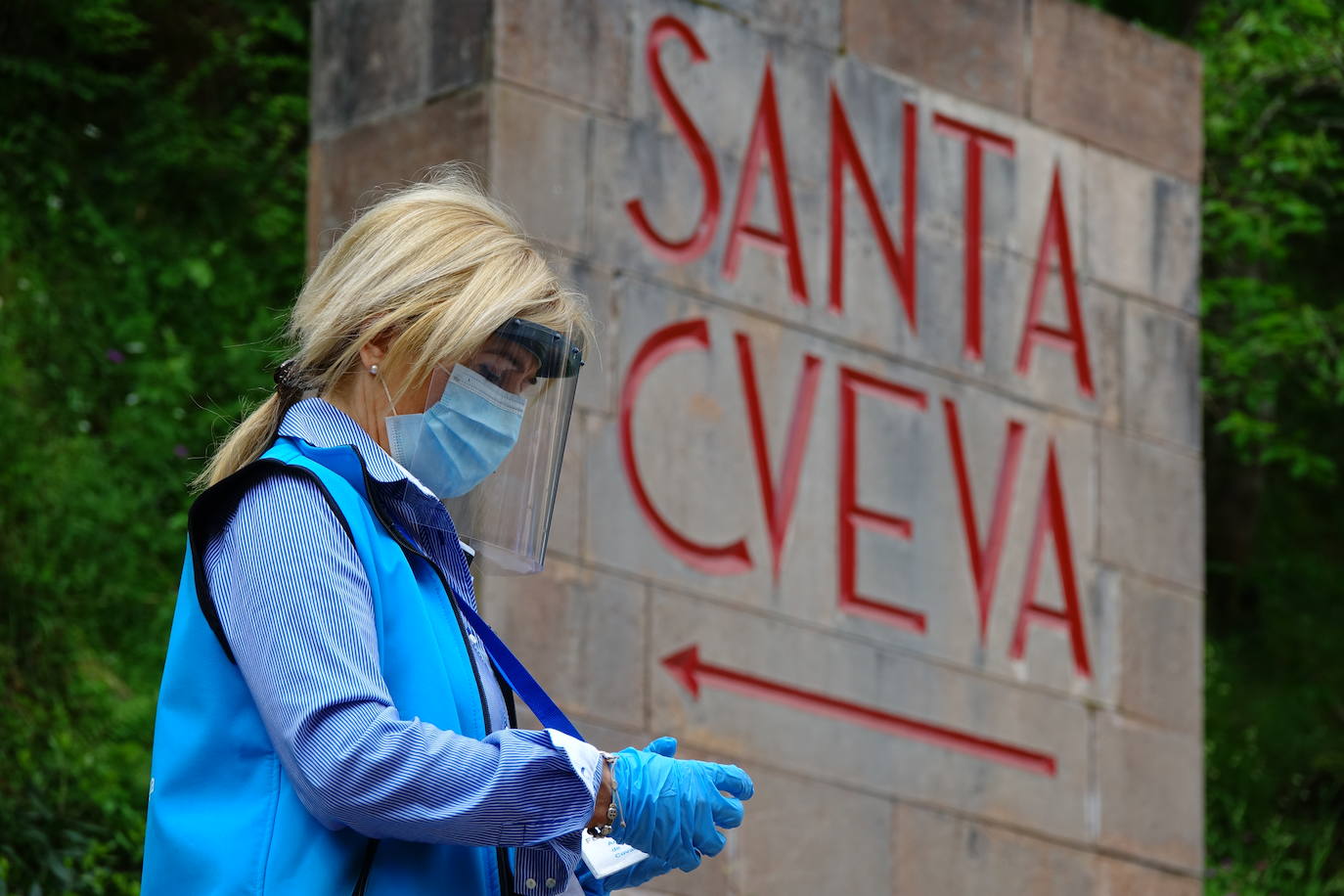 El santuario de Covadonga vuelve a abrir al público desde este lunes. Los devotos podrán visitar a la Santina en la Cueva todos los días accediendo por la Escalera de las promesas y saliendo por el túnel hacia el puesto de velas. También se ha reanudado el culto, con una sola misa diaria en la Basílica, aunque se ha reducido el aforo al 30 por ciento para poder guardar la distancia. 