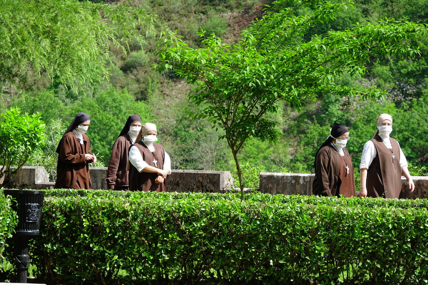 El santuario de Covadonga vuelve a abrir al público desde este lunes. Los devotos podrán visitar a la Santina en la Cueva todos los días accediendo por la Escalera de las promesas y saliendo por el túnel hacia el puesto de velas. También se ha reanudado el culto, con una sola misa diaria en la Basílica, aunque se ha reducido el aforo al 30 por ciento para poder guardar la distancia. 