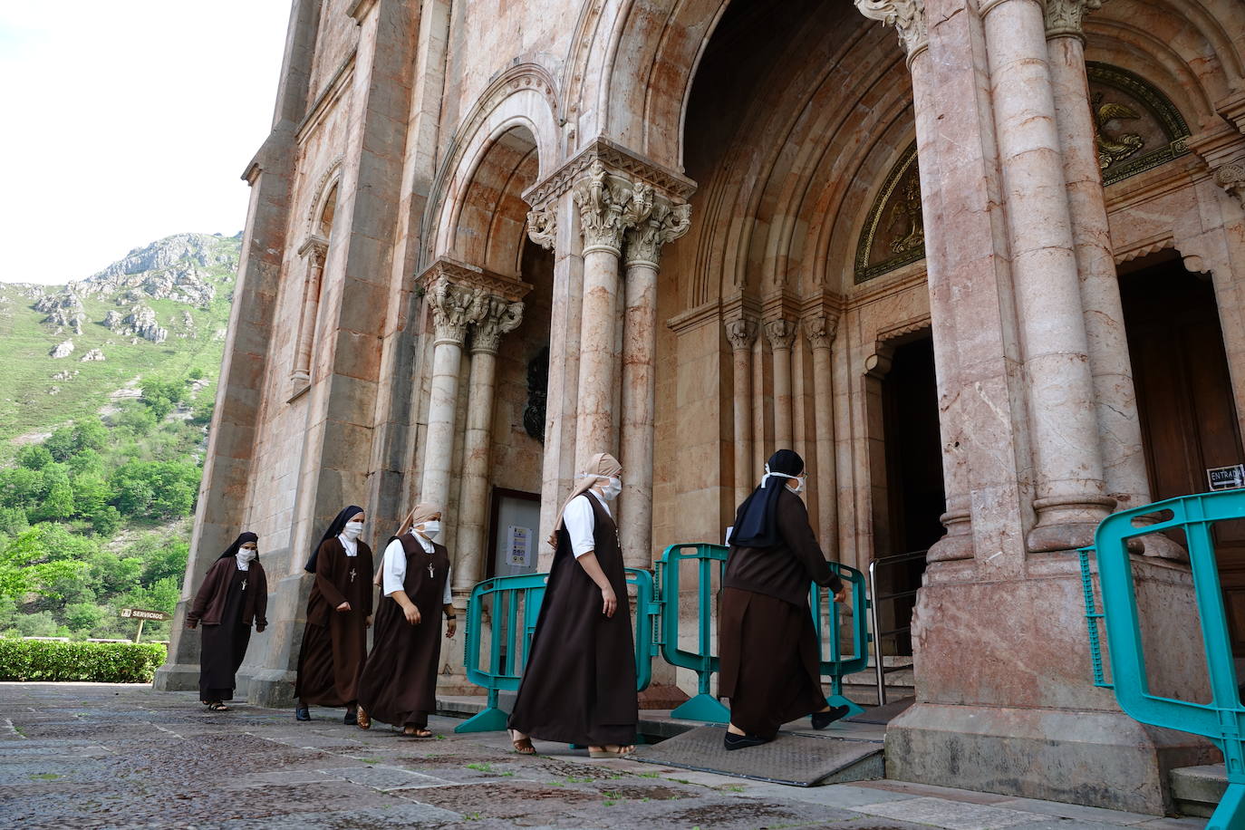 El santuario de Covadonga vuelve a abrir al público desde este lunes. Los devotos podrán visitar a la Santina en la Cueva todos los días accediendo por la Escalera de las promesas y saliendo por el túnel hacia el puesto de velas. También se ha reanudado el culto, con una sola misa diaria en la Basílica, aunque se ha reducido el aforo al 30 por ciento para poder guardar la distancia. 