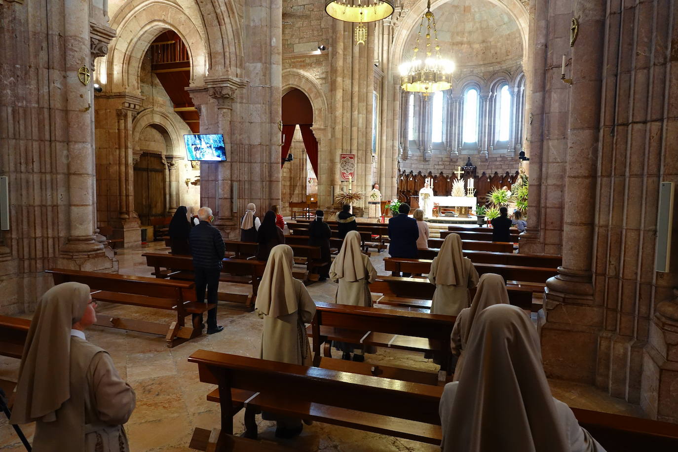 El santuario de Covadonga vuelve a abrir al público desde este lunes. Los devotos podrán visitar a la Santina en la Cueva todos los días accediendo por la Escalera de las promesas y saliendo por el túnel hacia el puesto de velas. También se ha reanudado el culto, con una sola misa diaria en la Basílica, aunque se ha reducido el aforo al 30 por ciento para poder guardar la distancia. 