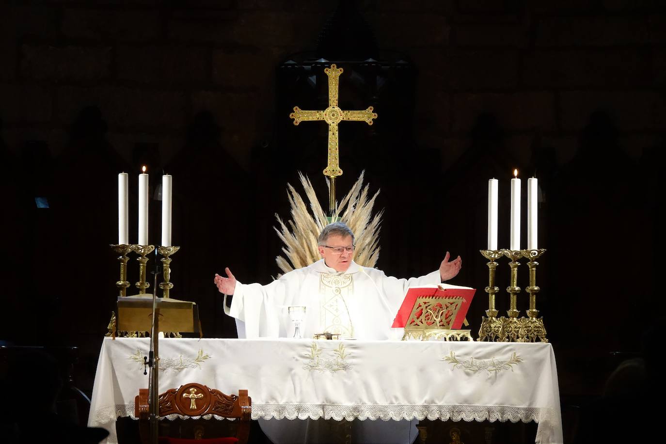 El santuario de Covadonga vuelve a abrir al público desde este lunes. Los devotos podrán visitar a la Santina en la Cueva todos los días accediendo por la Escalera de las promesas y saliendo por el túnel hacia el puesto de velas. También se ha reanudado el culto, con una sola misa diaria en la Basílica, aunque se ha reducido el aforo al 30 por ciento para poder guardar la distancia. 