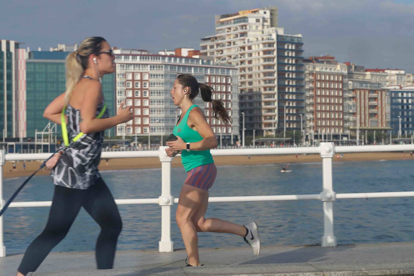 Después de casi dos meses de confinamiento por el coronavirus, las medidas de aislamiento se están relajando en Asturias. El Principado entra este lunes en la fase 1 de la desescalada, aunque continúan vigentes las franjas horarias para pasear y para hacer deporte en la calle. 