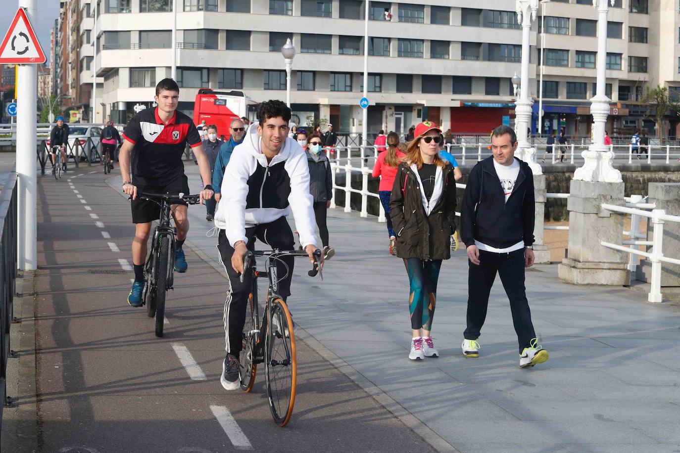 Después de casi dos meses de confinamiento por el coronavirus, las medidas de aislamiento se están relajando en Asturias. El Principado entra este lunes en la fase 1 de la desescalada, aunque continúan vigentes las franjas horarias para pasear y para hacer deporte en la calle. 