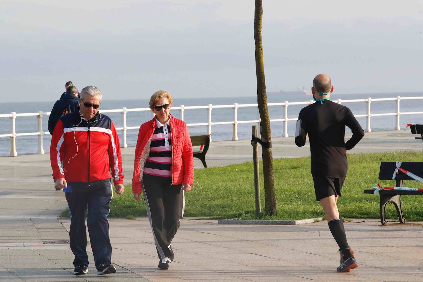 Después de casi dos meses de confinamiento por el coronavirus, las medidas de aislamiento se están relajando en Asturias. El Principado entra este lunes en la fase 1 de la desescalada, aunque continúan vigentes las franjas horarias para pasear y para hacer deporte en la calle. 