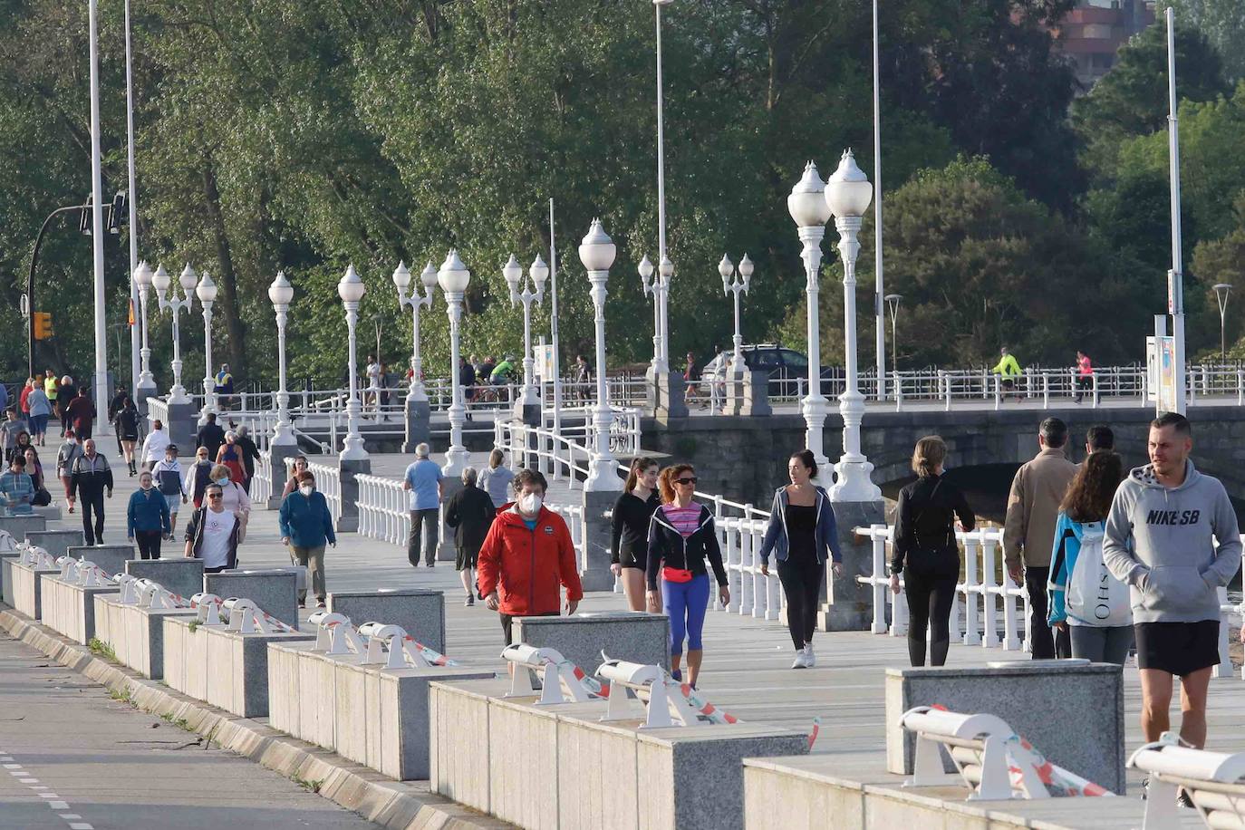 Después de casi dos meses de confinamiento por el coronavirus, las medidas de aislamiento se están relajando en Asturias. El Principado entra este lunes en la fase 1 de la desescalada, aunque continúan vigentes las franjas horarias para pasear y para hacer deporte en la calle. 