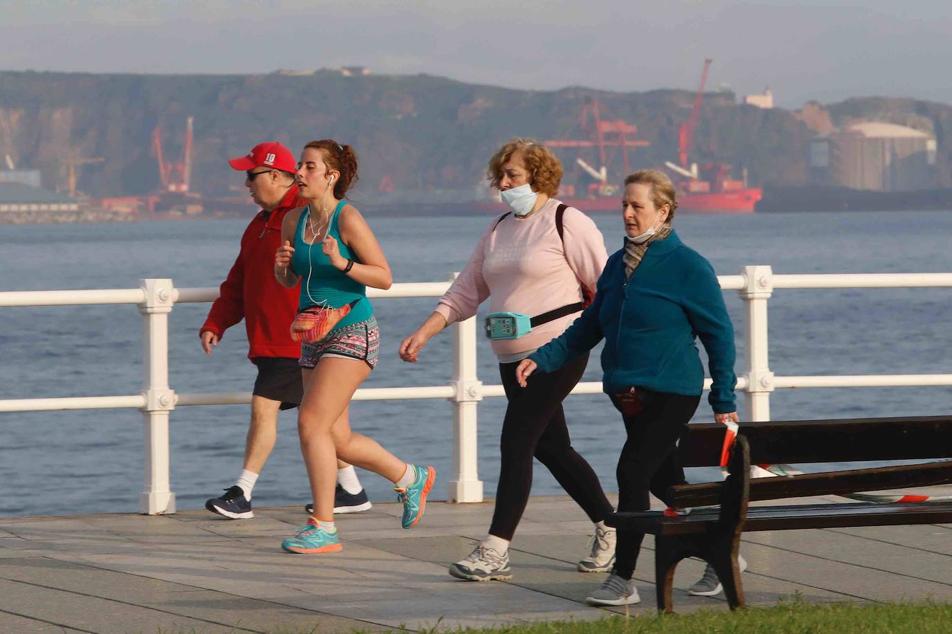 Después de casi dos meses de confinamiento por el coronavirus, las medidas de aislamiento se están relajando en Asturias. El Principado entra este lunes en la fase 1 de la desescalada, aunque continúan vigentes las franjas horarias para pasear y para hacer deporte en la calle. 