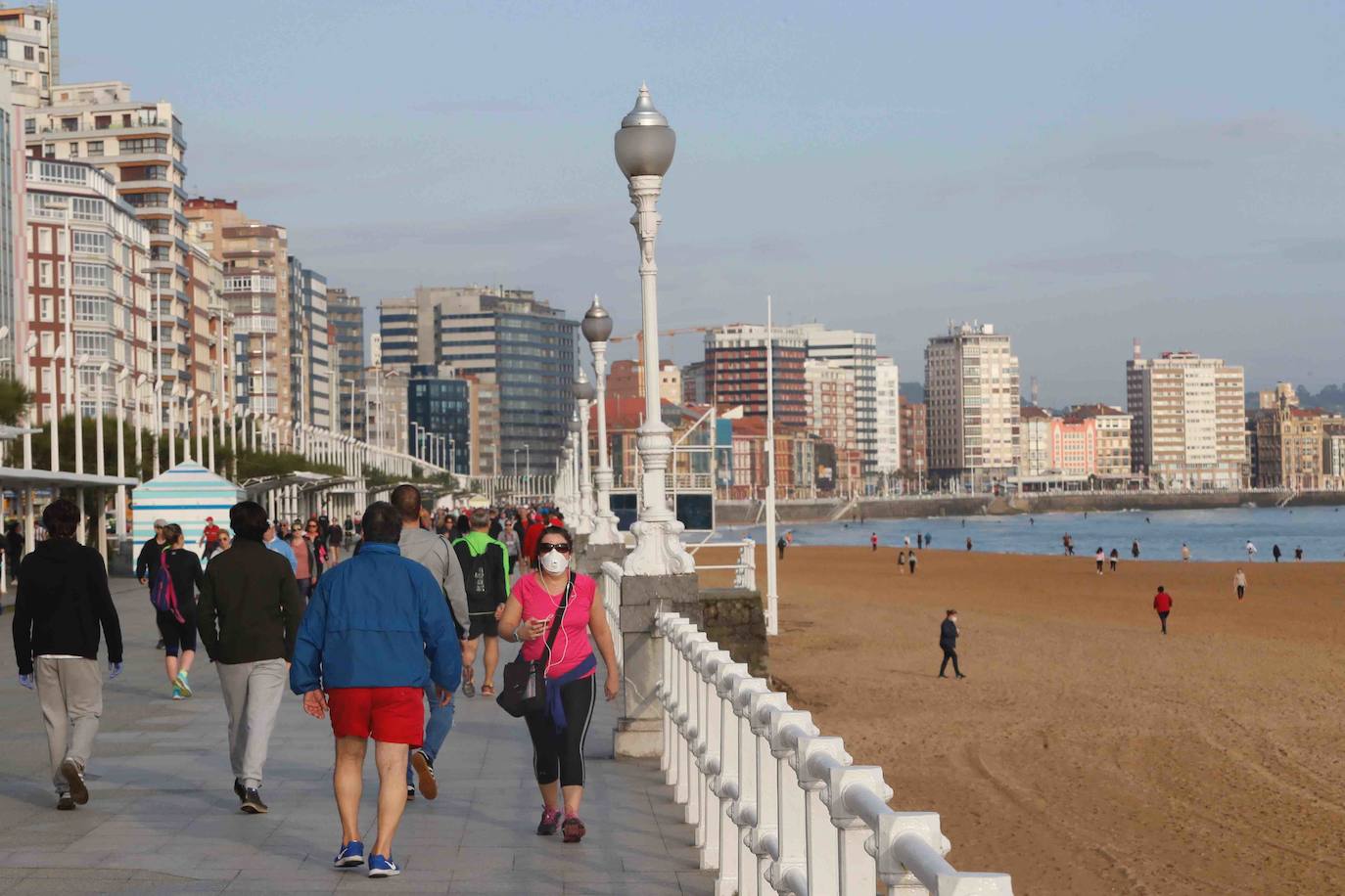 Después de casi dos meses de confinamiento por el coronavirus, las medidas de aislamiento se están relajando en Asturias. El Principado entra este lunes en la fase 1 de la desescalada, aunque continúan vigentes las franjas horarias para pasear y para hacer deporte en la calle. 