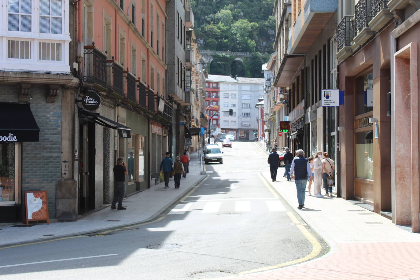 Después de casi dos meses de confinamiento por el coronavirus, las medidas de aislamiento se están relajando en Asturias. El Principado entra este lunes en la fase 1 de la desescalada, aunque continúan vigentes las franjas horarias para pasear y para hacer deporte en la calle. 
