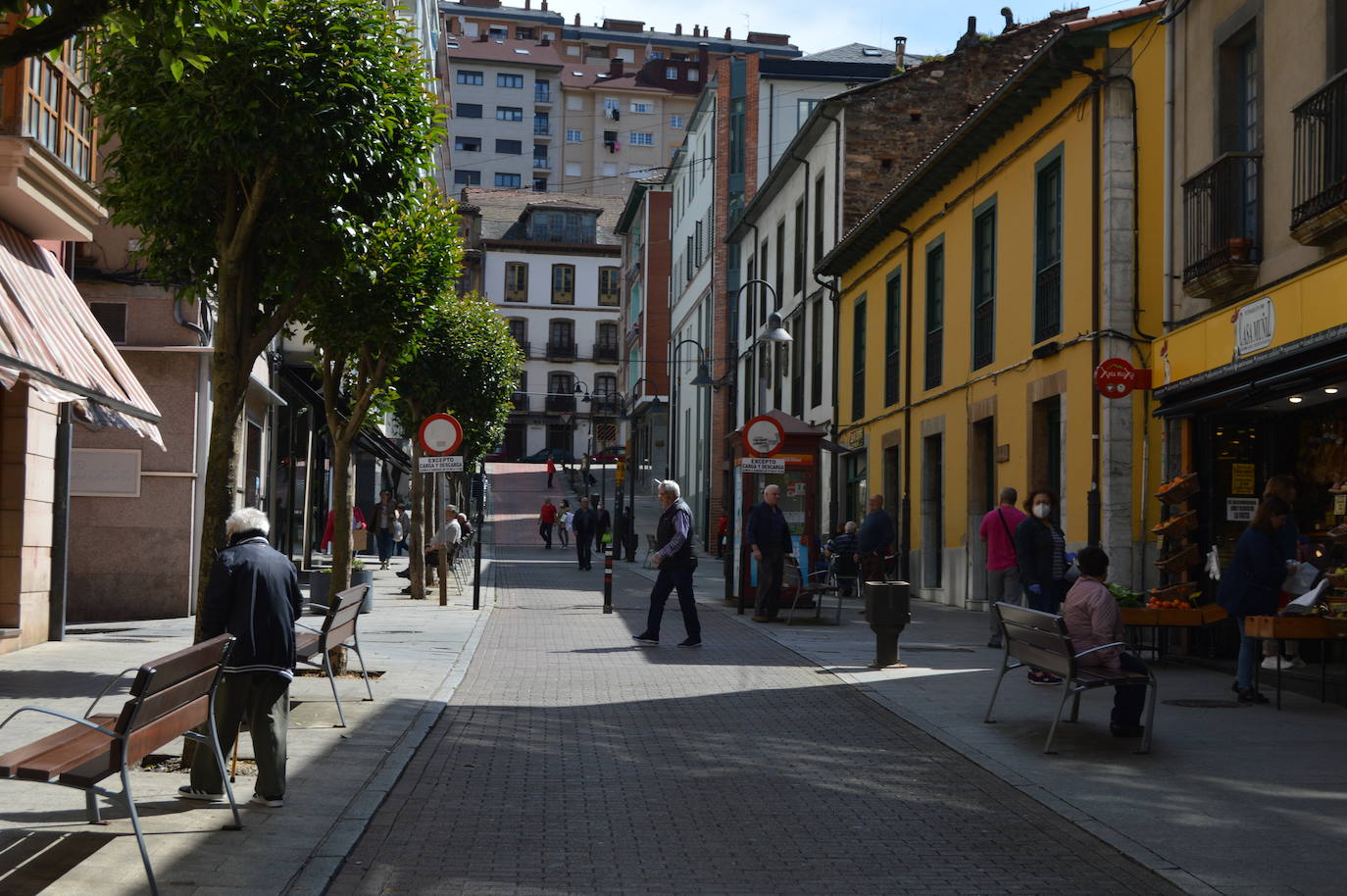 Después de casi dos meses de confinamiento por el coronavirus, las medidas de aislamiento se están relajando en Asturias. El Principado entra este lunes en la fase 1 de la desescalada, aunque continúan vigentes las franjas horarias para pasear y para hacer deporte en la calle. 