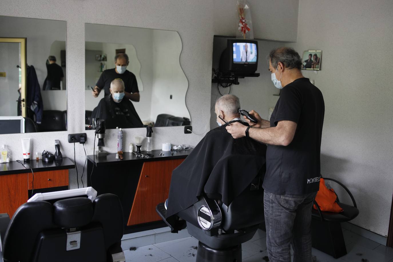 Después de casi dos meses de confinamiento por el coronavirus, las medidas de aislamiento se están relajando en Asturias. El Principado entra este lunes en la fase 1 de la desescalada, aunque continúan vigentes las franjas horarias para pasear y para hacer deporte en la calle. 