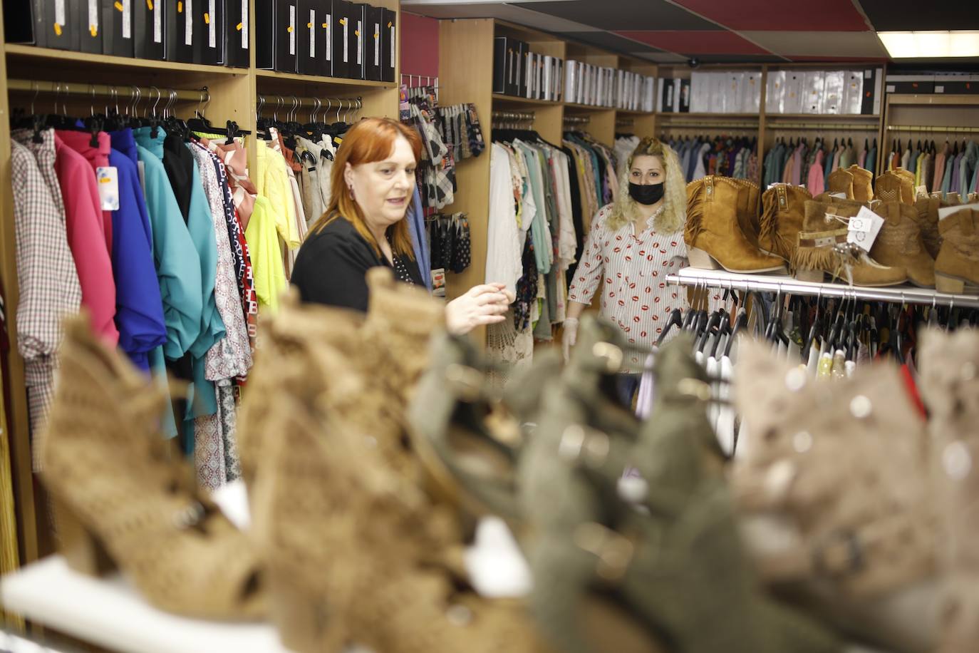 Después de casi dos meses de confinamiento por el coronavirus, las medidas de aislamiento se están relajando en Asturias. El Principado entra este lunes en la fase 1 de la desescalada, aunque continúan vigentes las franjas horarias para pasear y para hacer deporte en la calle. 