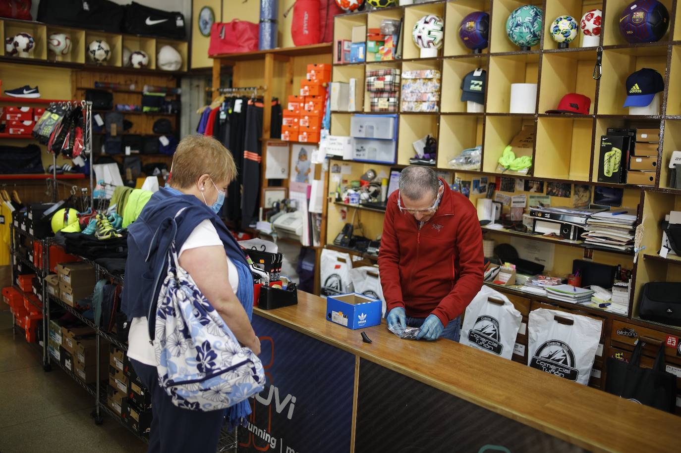 Después de casi dos meses de confinamiento por el coronavirus, las medidas de aislamiento se están relajando en Asturias. El Principado entra este lunes en la fase 1 de la desescalada, aunque continúan vigentes las franjas horarias para pasear y para hacer deporte en la calle. 