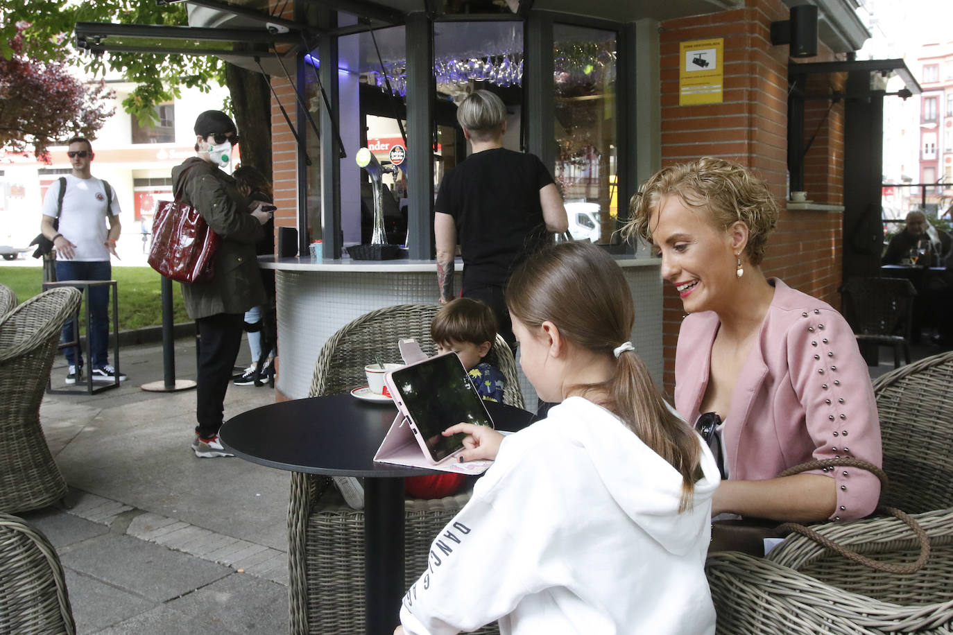 Después de casi dos meses de confinamiento por el coronavirus, las medidas de aislamiento se están relajando en Asturias. El Principado entra este lunes en la fase 1 de la desescalada, aunque continúan vigentes las franjas horarias para pasear y para hacer deporte en la calle. 