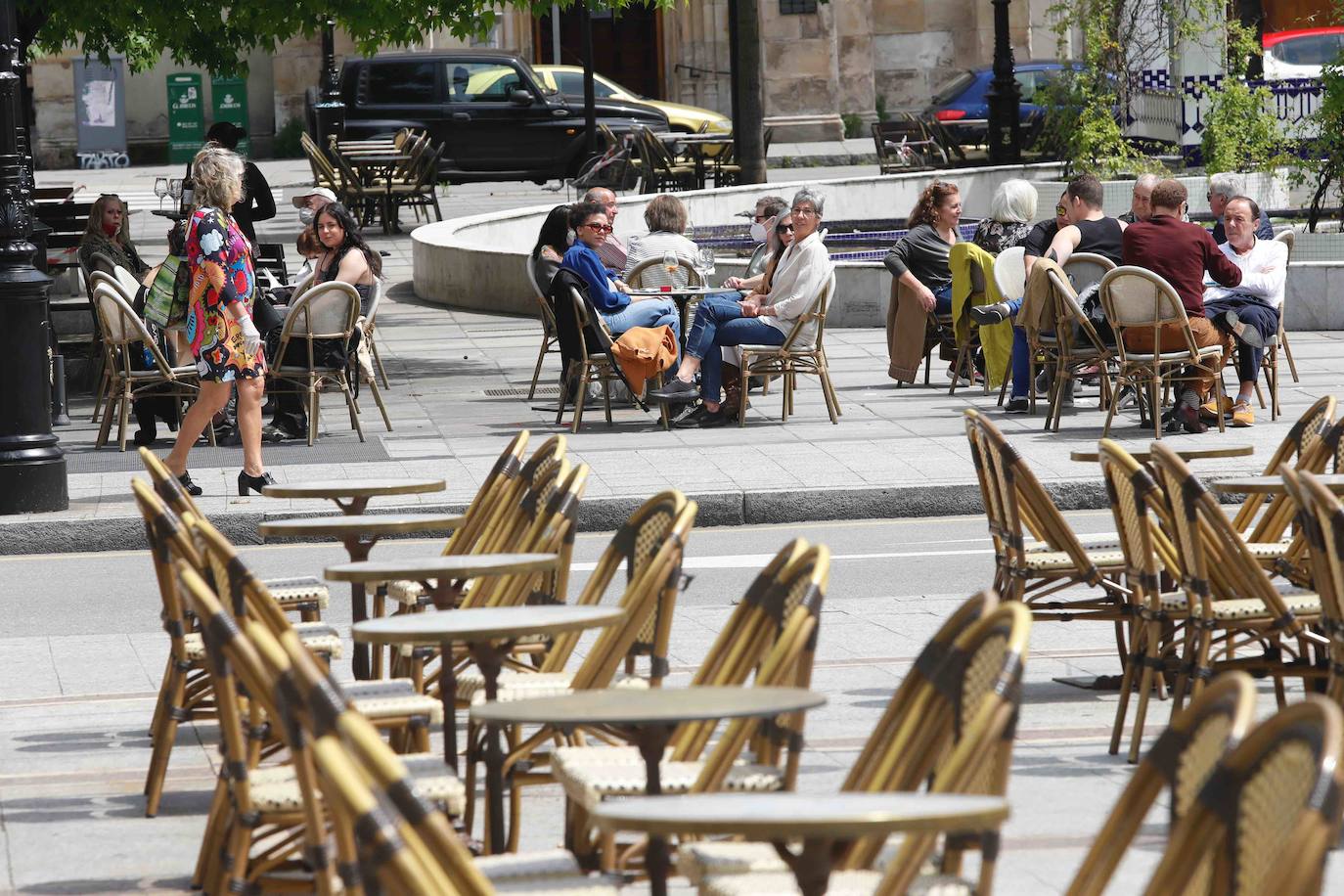 Tras ocho semanas con las verjas bajadas y las sillas y mesas apiladas, los establecimientos hosteleros de Gijón han vuelto a colocar sus terrazas. Eso sí, bajo estrictas medidas de higiene y aforo para prevenir el contagio de coronavirus. 